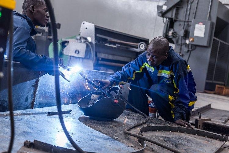 Soudeurs travaillant sur une tôle en atelier de chaudronnerie